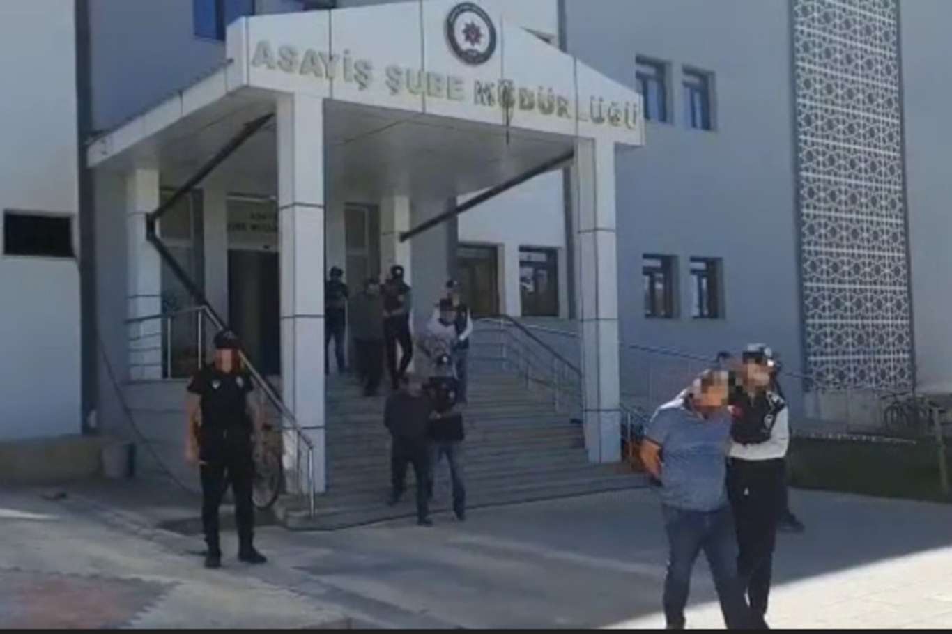 Van’da cinayet zanlısı 7 kişi tutuklandı Van’da cinayet zanlısı 7 kişi tutuklandı